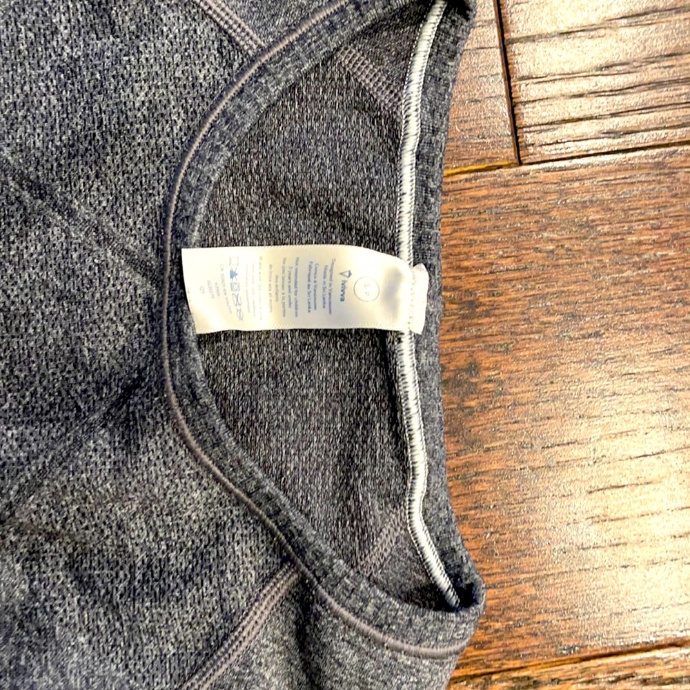 Ivivva girls small long sleeve top.